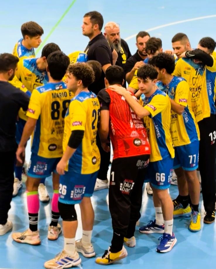 El senior masculino del BM Tui en una pausa del partido